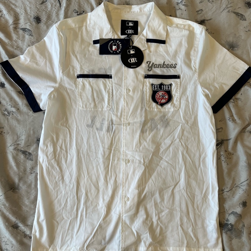 Men’s medium MLB/Darius & Rucker Yankees Vintage button up Tee